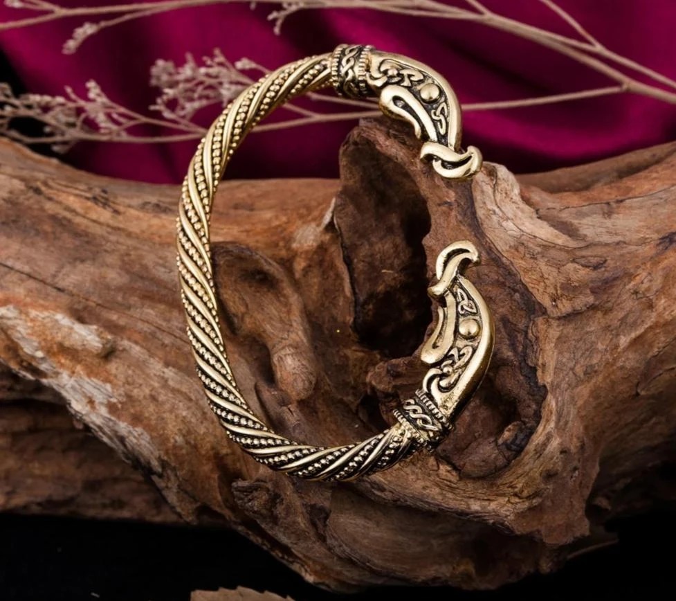 Bracelet doré de Lagertha la femme guerrière au bouclier Bracelet doré de Lagertha la femme guerrière au bouclier