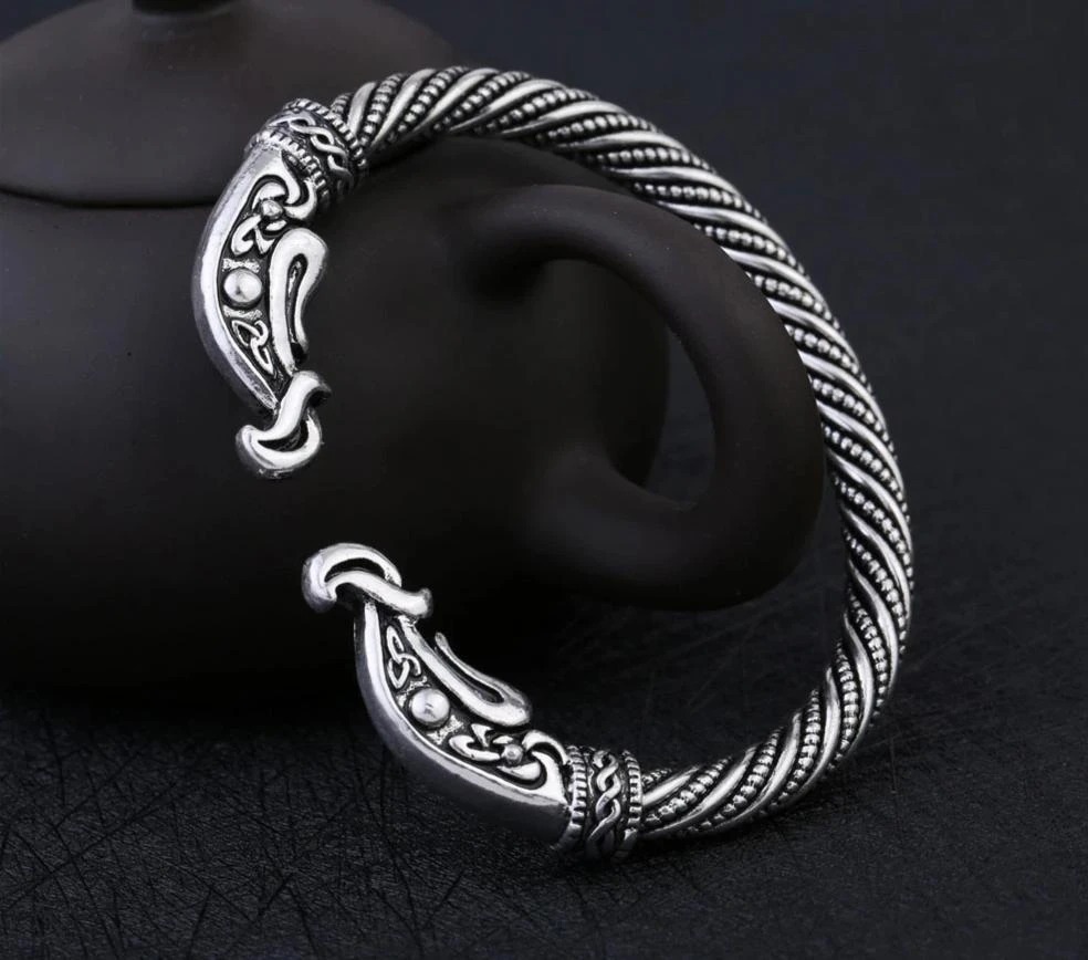 Bracelet argenté de Lagertha la femme guerrière au bouclier Bracelet argenté de Lagertha la femme guerrière au bouclier