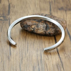 Bracelet Solveig gravé de runes vikings couleur argent