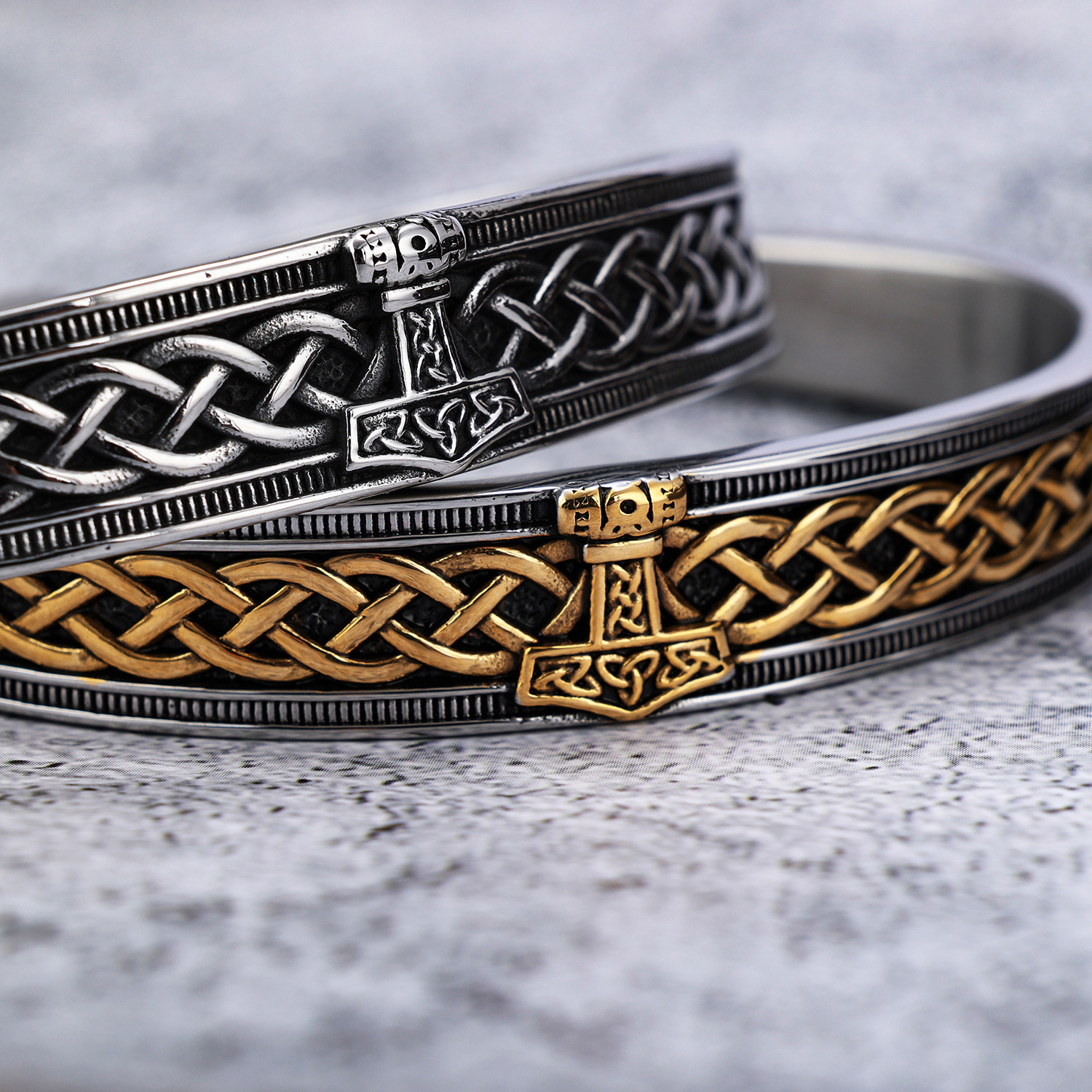 Bracelets vikings Mjöllnir foudre sacrée dorée et argentée Bracelets vikings Mjöllnir foudre sacrée dorés et argentés