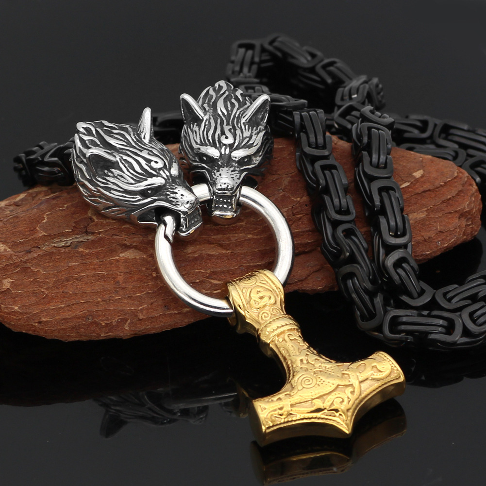 Collier viking Fenrir noir avec son pendentif Mjöllnir doré Collier viking Fenrir noir avec son pendentif Mjöllnir doré