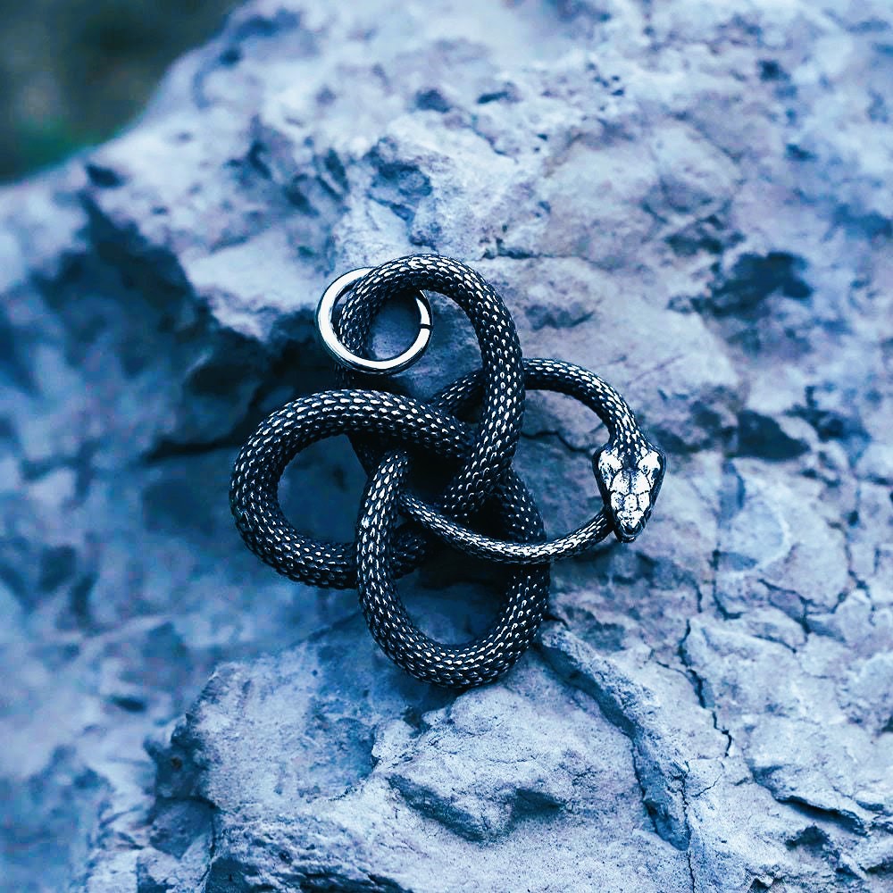 Amulette collier pendentif serpent noeud celtique Amulette collier pendentif serpent noeud celtique
