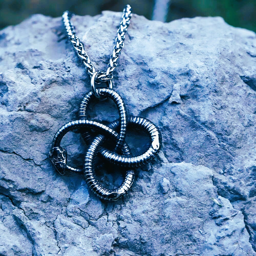 Amulette collier serpent noeud celtique Amulette collier serpent noeud celtique