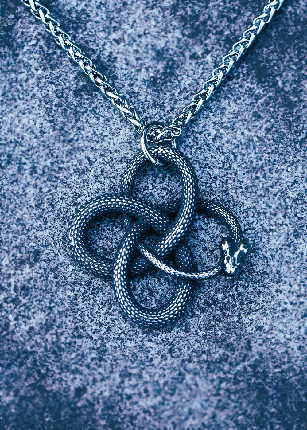 Amulette pendentif collier serpent noeud celtique Amulette pendentif collier serpent noeud celtique