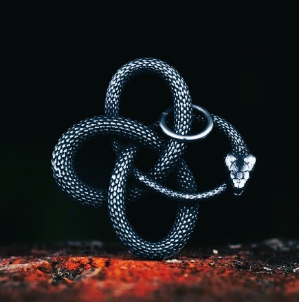 Amulette pendentif serpent noeud celtique Amulette pendentif serpent noeud celtique