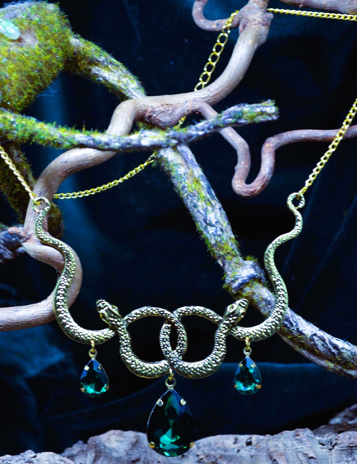 Collier viking serpent Freya or, émeraude Collier viking serpent Freya or, émeraude
