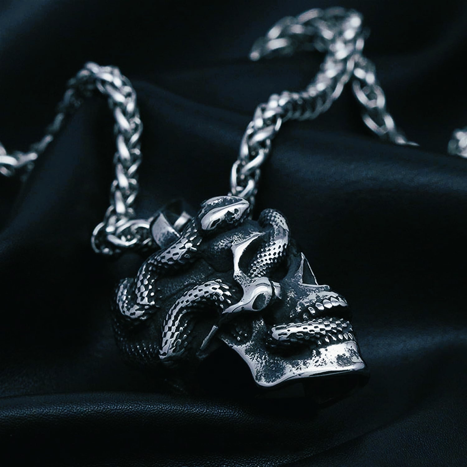 Pendentif collier viking crâne et serpent Pendentif collier viking crâne et serpent
