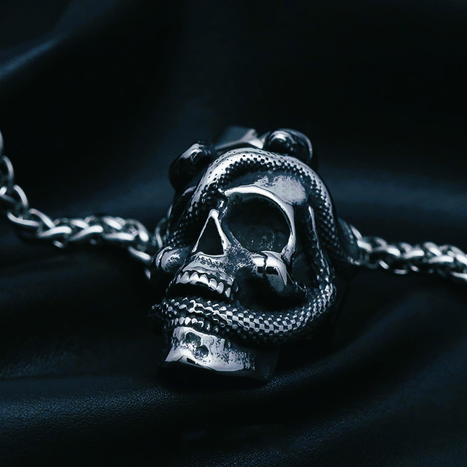 Pendentif viking nordique crâne et serpent Pendentif viking nordique crâne et serpent