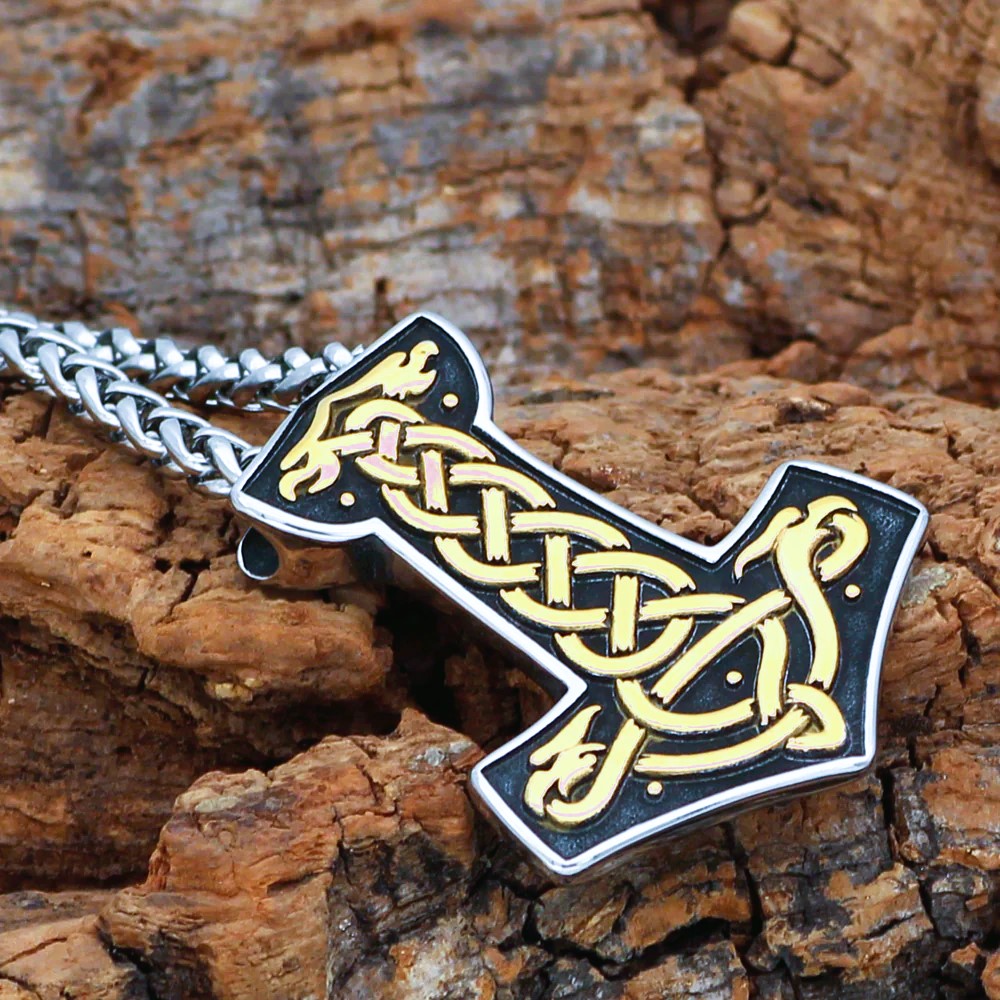 Collier viking Mjolnir et corbeaux d'or Collier viking Mjolnir et corbeaux d'or